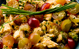Salada de frango com uva e molho de mostarda